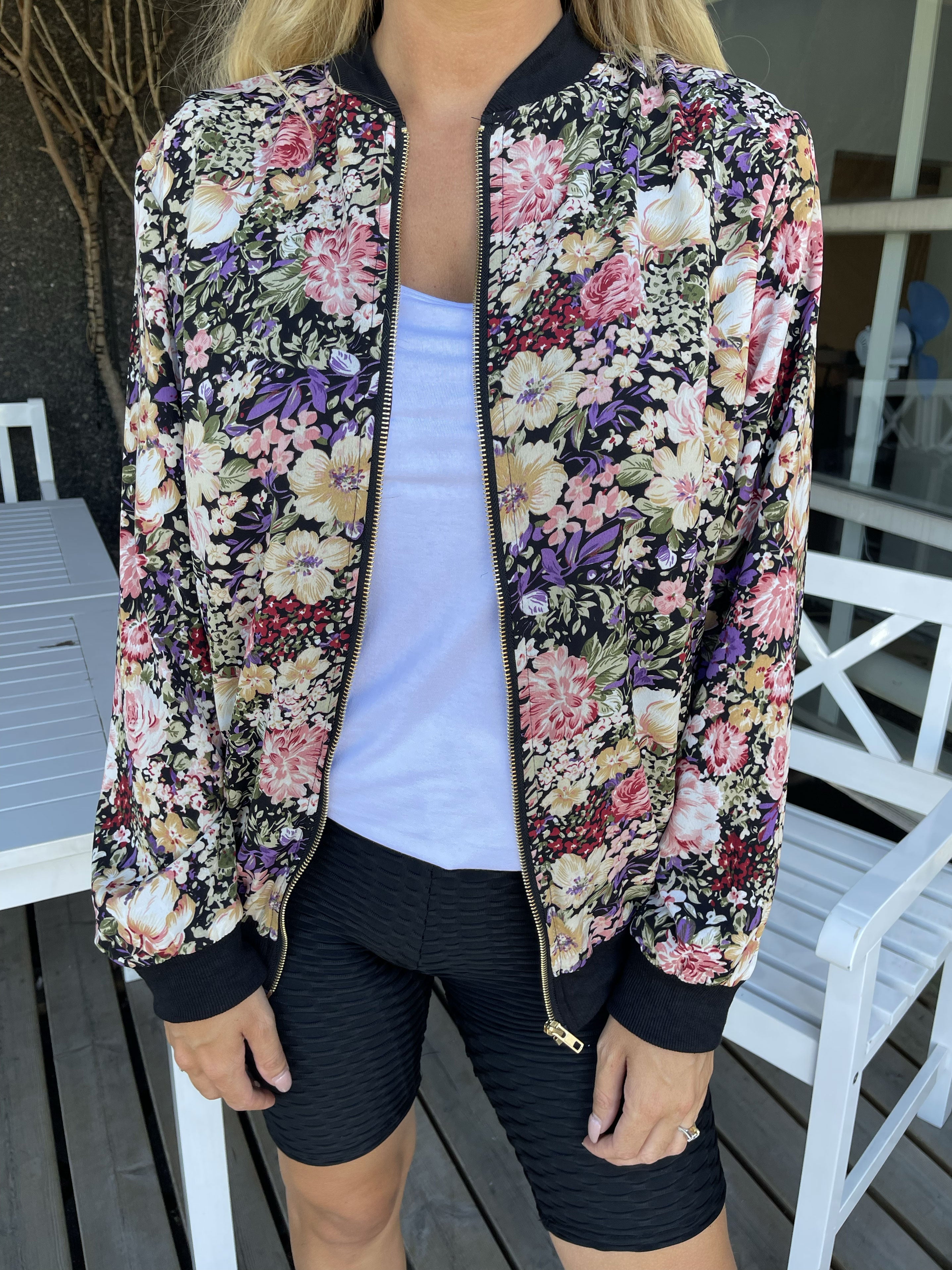 Cecilie - Flerfarvet blomstret jakke